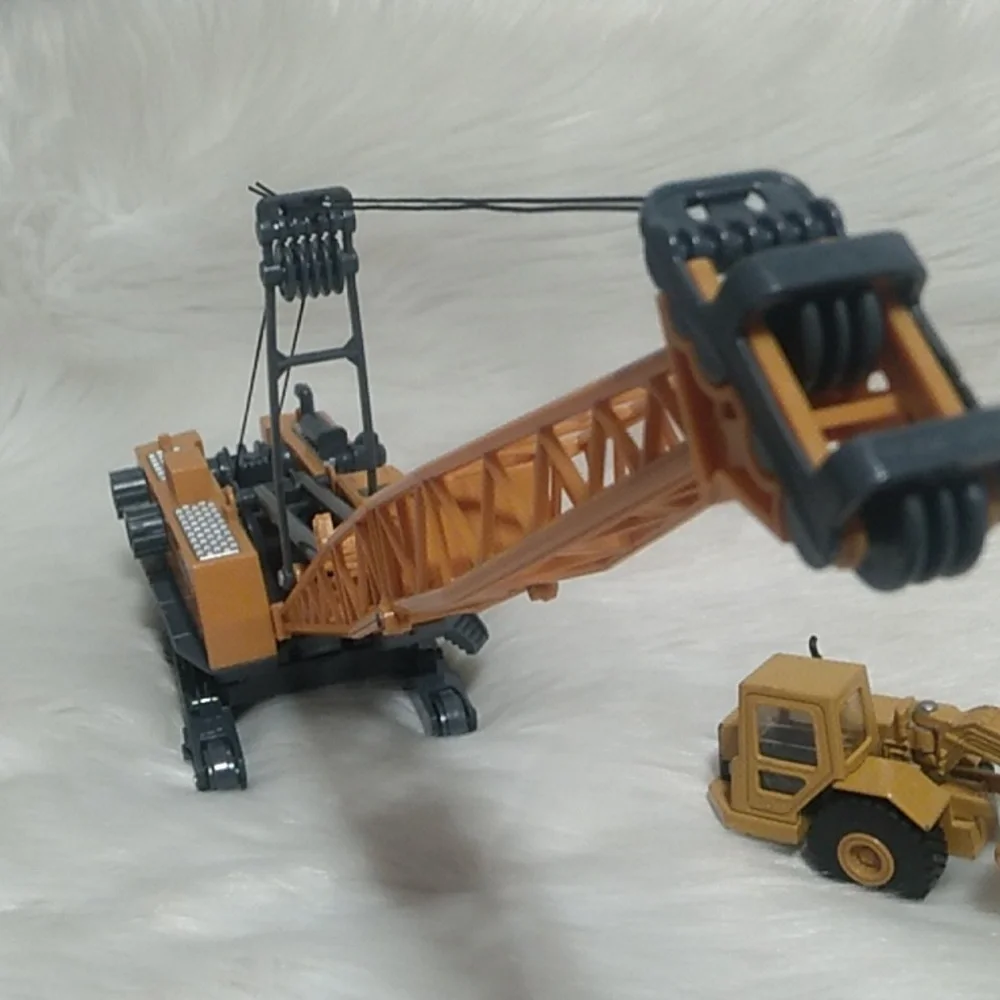 (X-96) CAT Caterpillar 611 Die Cast Scraper & Hard Plastic Crane 02 Bundle